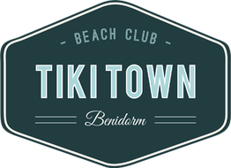 Logotipo de Tiki Town Beach Club, Benidorm, con fondo verde oscuro y texto blanco.