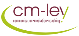 Logo mit Text "cm-ley", darunter "communication·mediation·coaching", grüne Halbkreislinie.