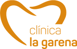 Logotipo de Clínica La Garena con forma de diente en color naranja.