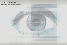 Nahaufnahme eines digitalen Auges mit Analysen-Overlay, oben links "abc-analysen" und Text.