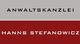 Graues und rotes Schild mit der Aufschrift "Anwaltskanzlei Hanns Stefanowicz" in Schwarz.