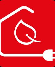 Stilisiertes Haus mit Blatt und Stecker-Symbol auf rotem Hintergrund.