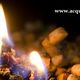 Fiamma tra pellet di legno ardente, sfondo scuro. Testo "www.acquafuoco.com" in alto a destra.