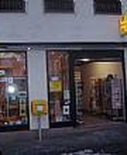 Buchhandlung von aussen ,mit Post