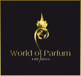Schwarzes Logo mit goldener Flamme, Weltkugel und Text: "World of Parfum, EST. 2010".