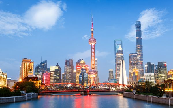 Die Skyline von Shanghai in der Dämmerung, am Tag der WorldSkills Shanghai 2026.