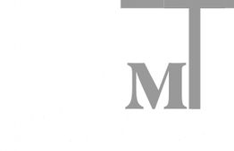 Großer grauer Buchstabe "M" und ein Teil eines "T" auf weißem Hintergrund.
