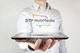 Mann hält Tablet mit strahlendem Logo "STP WebMedia Full-Service Agentur" in der Hand.