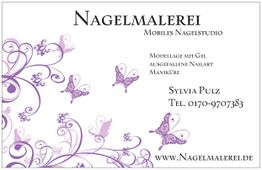Visitenkarte mit lila Schmetterlingen, Nagelstudio-Info und Telefonnummer.