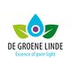 Logo van De Groene Linde met bladeren en druppel, tekst: "Essence of pure light".