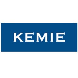 Blauw logo met het witte opschrift "KEMIE" in hoofdletters.