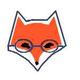 Stilisiertes Fuchslogo mit Brille, in leuchtendem Orange und Weiß.