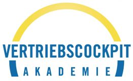 Logo der VertriebsCockpit Akademie mit gelbem Halbkreis und blauem Text.