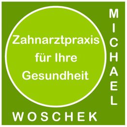 Grünes Logo, Zahnartpraxis für Ihre Gesundheit, mit den Namen Michael und Woschek.