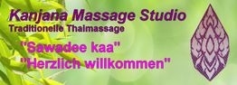 Banner mit "Kanjana Massage Studio", Traditionelle Thaimassage, "Sawadee kaa", "Herzlich willkommen".