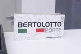 Scatola Bertolotto Porte su un tavolo, con bandiere italiana e australiana.