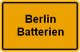 Ein gelbes Schild mit der Aufschrift "Berlin Batterien".
