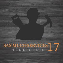 Silhouette d'un artisan avec outils. Texte : "SAS Multiservices Menuiserie 17" sur fond bois.