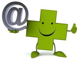 Cruz verde sonriente con arroba en mano y dedo pulgar levantado.