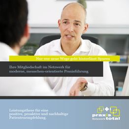Mann im Gespräch in einem Büro. Text zu moderner, patientenorientierter Praxisführung.