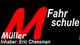 Schwarzes Logo mit großem roten "M", Text: "Fahrschule Müller, Inhaber: Eric Cheesman".