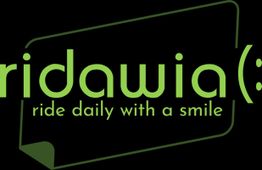 Grüner Schriftzug "ridawia - ride daily with a smile" auf schwarzem Hintergrund.