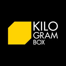 Logotipo con fondo negro, figura amarilla y texto blanco: "Kilogram Box".