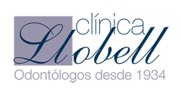 Logo con texto elegante en azul y gris sobre fondo transparente.