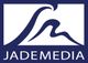 Logo mit abstrakter Wellenform und dem Schriftzug "JADEMEDIA" auf dunkelblauem Hintergrund.