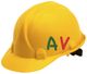 Casco giallo da cantiere con le lettere "AV" in verde e rosso su un lato.