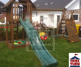 Spielturm mit Schaukel, Rutsche, Sandkasten und Kletterwand aus Holz