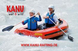 Zwei Personen paddeln in einem roten Schlauchboot in Wildwasser. Text: KANU...wet & wild...