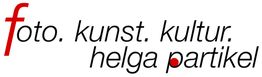Textlogo: "foto. kunst. kultur. helga partikel" in Schwarz und Rot.