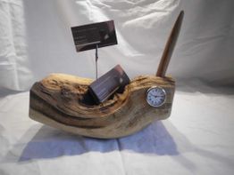 Ein Holzstück mit Uhr und Stifthalter, hält Visitenkarten.