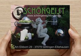 Postkarte mit einer Skulptur, Kerzen, Kugeln und Website-Details von Schöngreist Göttingen.