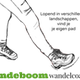 Een persoon die wandelt, getekend in zwart-wit, met sportschoenen en lange broek.