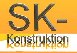 Text „SK-Konstruktion“ in metallischen Buchstaben auf orangefarbenem Hintergrund mit Spiegelung.