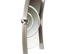 Silberne, abstrakte Trophäe mit spiralförmigen Elementen auf zylindrischem Sockel.
