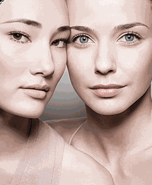 Zwei Frauen mit glattem Teint und neutralem Make-up blicken direkt in die Kamera.