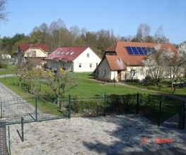 Die Grundstückszufahrt mit den Ferienhäusern 