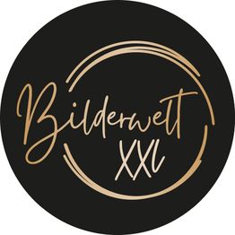 Schwarzes Logo mit goldener Schrift "Bilderwelt XXL" in einem Kreis.