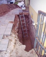 Grabenaushub für Isolierarbeiten an Kellerwand