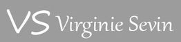 Texte blanc "VS Virginie Sevin" sur fond gris.