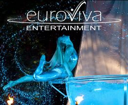 Eine Artistin posiert elegant in einem mit Wasser gefüllten Glasbehälter bei Euroviva Entertainment.