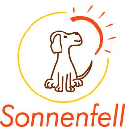 Ein stilisierter Hund sitzt unter einer Sonne, umgeben von einem gelben Kreis, mit dem Schriftzug "Sonnenfell".