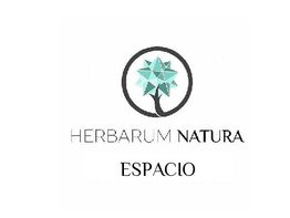 Logotipo con un árbol geométrico y texto: "HERBARUM NATURA ESPACIO".