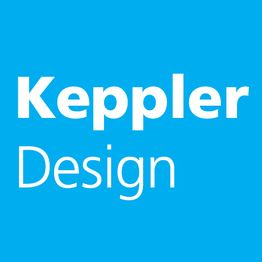 Textlogo "Keppler Design" auf blauem Hintergrund.