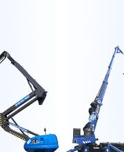 Verschiedene blaue Hebebühnen und Arbeitsbühnen aufgereiht vor hellem Hintergrund.