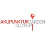 Logo af Akupunkturgården Haldrup med en nål og tekst i rødgrå farver.