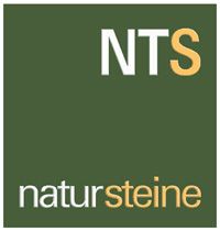 Grünes Logo mit den Buchstaben "NTS" und dem Wort "natursteine" in Weiß und Gelb.
